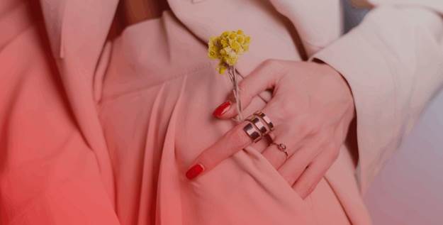 معنای قرار دادن حلقه بر روی انگشت وسط