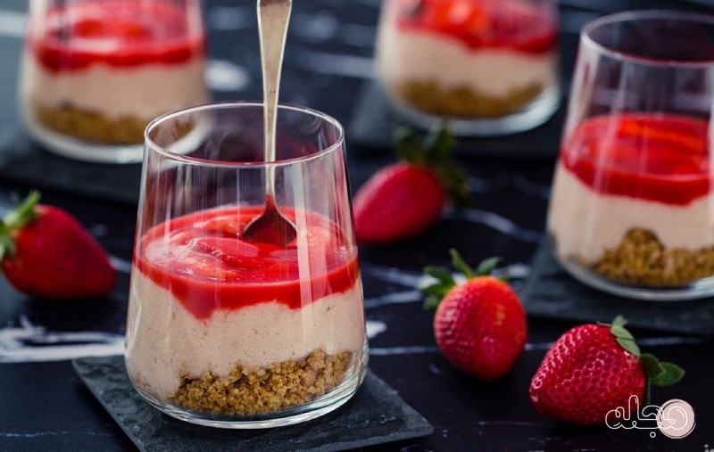 دسر ماست و توت فرنگی