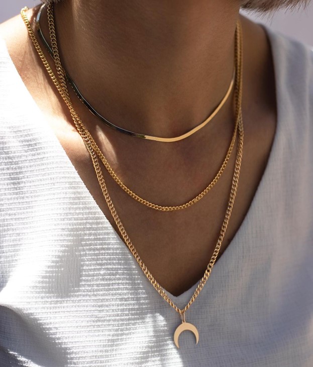 نقش گردنبند طلا زنانه در مد و استایل