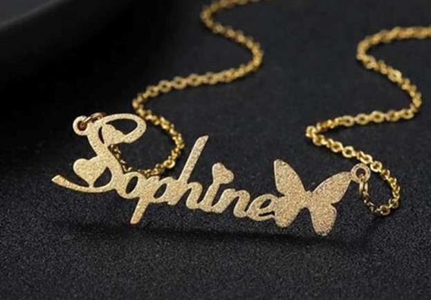 نقش گردنبند طلا زنانه در مد و استایل