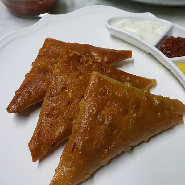 دستور پخت سمبوسه خانگی با گوشت چرخ‌کرده یک میان‌وعده خوشمزه و پرطرفدار