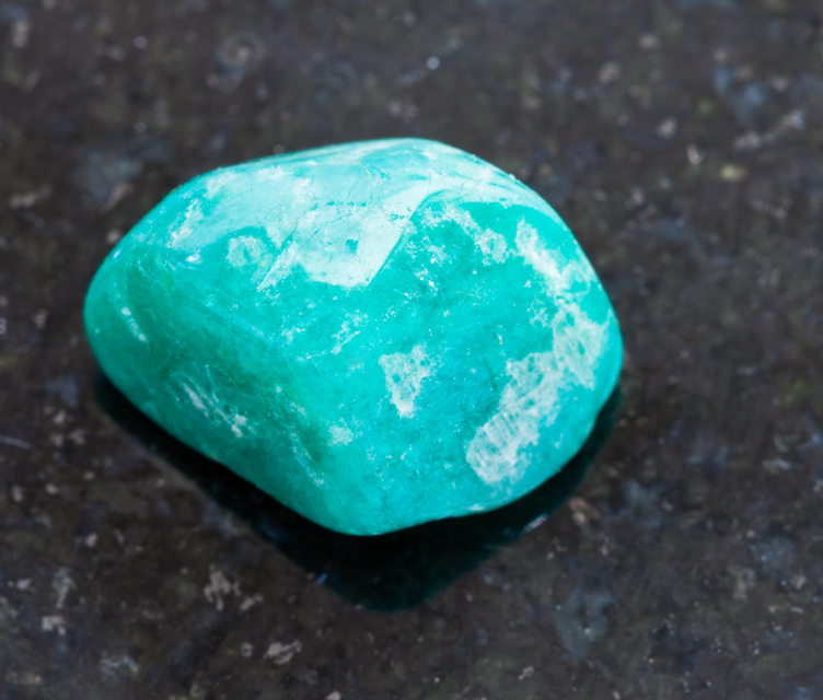 سنگ های ماه تولد آذر: توپاز آبی، تانزانیت و فیروزه