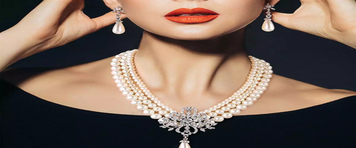 راهنمای انتخاب گردنبند برای هر نوع یقه | ایجاد استایلی شیک و متناسب