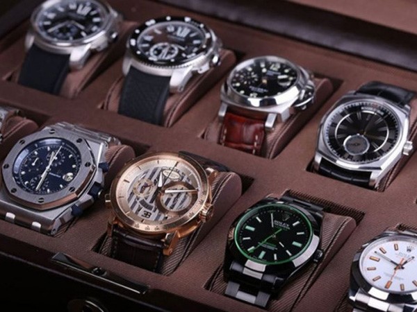 بازار ساعت تهران کجاست؟ راهنمای خرید ساعت از بورس ساعت مچی در تهراناگر به دنبال بازار ساعت در تهران هستید، این شهر با بازارهای متنوع و گالری‌های معتبر، انتخاب‌های گسترده‌ای را در اختیار شما قرار می‌دهد. از خرید ساعت مچی زنانه لوکس گرفته تا برندهای مطرح ژاپنی و ایتالیایی، هر فرد می‌تواند متناسب با بودجه و سلیقه خود، گزینه‌ای مناسبی بیابد. در این مقاله، به معرفی این بازارها و گالری‌های معتبر، چه به‌صورت حضوری و چه آنلاین، خواهیم پرداخت.
اگر به دنبال پاسخ این پرسش هستید که «بورس ساعت در تهران کجاست»، خواندن این مطلب شما را به مقصد موردنظر راهنمایی می‌کند. مراکز زیادی برای خرید ساعت در تهران فعال هستند که می‌توانید برای یافتن ساعت دلخواه خود که نزدیک محله زندگی شما هستند، سر بزنید.
بررسی چندین بورس ساعت در تهران
افراد به دنبال بورس ساعت مچی در تهران هستند، زیرا این بازارها مجموعه‌ای مختلفی از ساعت‌ها را با قیمت‌های مقرون‌به‌صرفه عرضه می‌کنند. علاوه بر این، امکان مشاهده و مقایسه برندها و مدل‌های مختلف در این مراکز وجود دارد. دسترسی به انواع ساعت‌های اصل و طرح اصلی نیز یکی از دلایلی است که خریداران را به این بورس‌ها جذب می‌کند و به آن‌ها در انتخابی بهتر کمک می‌کند.
بازار مروی
این بازار که در نزدیکی خیابان ناصرخسرو است، یکی از مراکز اصلی فروش ساعت در تهران به شمار می‌آید. در اینجا می‌توانید انواع ساعت‌های مچی  و دیواری از برندهای گوناگون را پیدا کنید. بازار مروی اگرچه نسبت به بازار بزرگ وسعت کمتری دارد، اما به دلیل تنوع بالای محصولات، مورد توجه خریداران قرار گرفته است. این بازار به‌ویژه به عنوان یکی از مراکز تخصصی عرضه ساعت مچی زنانه در تهران شناخته می‌شود.
کریمخان
کریخان که تعداد زیادی فروشگاه ساعت را در خود جای داده است. با ارائه برندها و مدل‌های متنوع، به‌خصوص برای خرید ساعت‌های اسپرت و مدرن، گزینه‌ای مناسب به شمار می‌آید. یکی از گالری‌های معتبر در کریمخان بازار ساعت است.
هفت حوض
پاساژ ساعت در محله هفت حوض تهران که در گذشته به نام پاساژ گلها نیز شناخته میشد، در حال حاضر به نام مرکز برای خرید ساعت شناخته می‌شود. این مرکز خرید در میدان هفت حوض (میدان نبوت) نارمک واقع شده است. مرکز خرید هفت حوض در سال 1390 افتتاح شد و دارای 170 واحد تجاری است. این مرکز خرید در 4 طبقه ساخته شده است و دارای امکاناتی مانند پارکینگ، آسانسور و پله برقی است.
پاساژ کوروشپاساژ کوروش که در حوالی میدان صادقیه در غرب تهران قرار دارد، یکی از مراکز خرید مدرن است که مجموعه‌ای از فروشگاه‌های ساعت را در خود جای داده است. در این پاساژ می‌توانید ساعت‌های لوکس و اسپرت از برندهای معتبر را پیدا کنید. این مکان به‌ویژه برای کسانی که به دنبال خرید ساعت مچی هوشمند در تهران هستند، گزینه مناسبی به شمار می‌آید.
مرکز خرید پالادیوم
مرکز خرید پالادیوم در منطقه زعفرانیه تهران واقع شده و به عنوان یکی از لوکس‌ترین مراکز خرید پایتخت شناخته می‌شود. در این مرکز، برخی از فروشگاه‌ها نمایندگی برندهای معتبر و گران‌قیمت ساعت‌های سوئیسی و اروپایی را دارند و به‌ویژه برای افرادی که به دنبال ساعت‌های لوکس و خاص هستند، گزینه‌ای ایده‌آل است.
مرکز خرید ایران مال
ایران مال به عنوان یکی از بزرگ‌ترین مراکز خرید در خاورمیانه، میزبان فروشگاه‌های معتبر ساعت‌فروشی بین‌المللی است. این مجموعه گزینه‌ای مناسب برای خرید ساعت مچی مردانه لوکس و برندهای مطرح جهانی محسوب می‌شود. در این مرکز می‌توان انواع ساعت‌های مشهور را پیدا کرد.
بررسی گالری‌های ساعت آنلاینخرید ساعت به‌صورت آنلاین مزایای زیادی دارد. اول، این امکان را فراهم می‌کند که در کوتاه‌ترین زمان، مدل‌های مختلف را مشاهده و قیمت‌ها را مقایسه کنید. علاوه بر این، بسیاری از فروشگاه‌های اینترنتی محصولات خود را با ضمانت اصالت و گارانتی ارائه می‌دهند، که باعث افزایش اعتماد مشتریان می‌شود. خرید اینترنتی همچنین شما را از ترافیک و ازدحام مراکز خرید بی‌نیاز کرده و امکان انتخابی راحت و بدون دغدغه را فراهم می‌کند.
گالری بازار ساعت
بازار ساعت ایران با بیش از 20 سال تجربه در زمینه واردات و فروش ساعت‌های اصیل در بازارهای سنتی و آنلاین، و همچنین همکاری با بیش از 500 فروشگاه ساعت در سراسر کشور در ارتباط است  و بدون واسطه این محصولات را به دست خریداران و علاقه‌مندان می‌رساند. فروشگاه آنلاین "بازار ساعت" از سال 1398 فعالیت خود را آغاز کرده و هدف آن ارائه ساعت‌های اصیل و برندهای جهانی است تا خریداران بتوانند انواع ساعت‌های دیواری، رومیزی، مچی، تزئینی و دکوری را به راحتی و با اطمینان خریداری کنند.
آدرس: کریمخان، تقاطع خیابان حافظ، مرکز خرید الماس کریمخان، واحدهای ۴۵ و ۴۶
تلفن: 09302102005
وب سایت: https://bazarsaat.com/
گالری ساعت حافظیگالری ساعت حافظی یک فروشگاه آنلاین معتبر است که با ارائه ساعت‌های اورجینال و ضمانت اصالت کالا، به یکی از محبوب‌ترین فروشگاه‌های تهران تبدیل شده است. این فروشگاه هیچ‌گونه شعبه حضوری ندارد و خدمات خود را از طریق وبسایت و صفحه اینستاگرام به مشتریان ارائه می‌دهد، ضمن اینکه تمامی محصولات را با گارانتی به فروش می‌رساند.
تلفن: 09143510110
گالری ساعت کاظمی در تهران
گالری ساعت کاظمی یکی از قدیمی‌ترین و معتبرترین ساعت‌فروشی‌های تهران است که تحت مدیریت آقایان عباس و اصغر کاظمی، از افراد برجسته صنعت ساعت‌سازی ایران، فعالیت می‌کند.
این گالری سال‌ها به صورت حضوری در شعب مختلف خود در تهران به فروش ساعت‌های اورجینال پرداخته و در سال‌های اخیر به حضور فعال خود در سایت و شبکه‌های اجتماعی افزوده است.
جمع بندی
بازار ساعت تهران شامل مراکز مختلفی است که انواع ساعت‌های مچی، دیواری و لوکس را با برندهای معتبر جهانی عرضه می‌کنند. از جمله مهم‌ترین این بازارها می‌توان به بازار مروی، کریمخان، هفت حوض، پاساژ کوروش، پالادیوم و ایران مال اشاره کرد که انواع ساعت‌های اسپرت، لوکس و هوشمند را در خود دارند. علاوه بر فروشگاه‌های حضوری، گالری‌های آنلاین مانند بازار ساعت، حافظی و کاظمی نیز امکان خرید ساعت‌های اصیل و برندهای جهانی با ضمانت اصالت کالا را فراهم می‌کنند. این بازارها برای علاقه‌مندان به ساعت، گزینه‌های متنوع و مناسبی برای خرید به‌طور حضوری و آنلاین ارائه می‌دهند.
