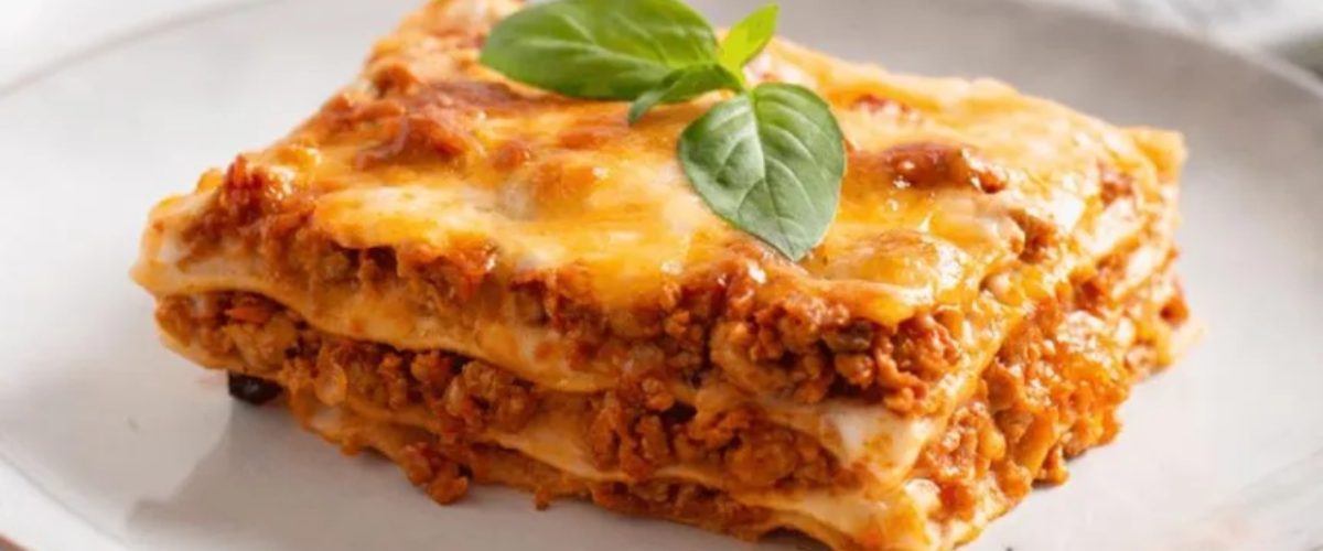 طرز تهیه سس بشامل برای لازانیا | فوت و فن خوش‌طعم‌تر شدن لایه‌های لازانیا