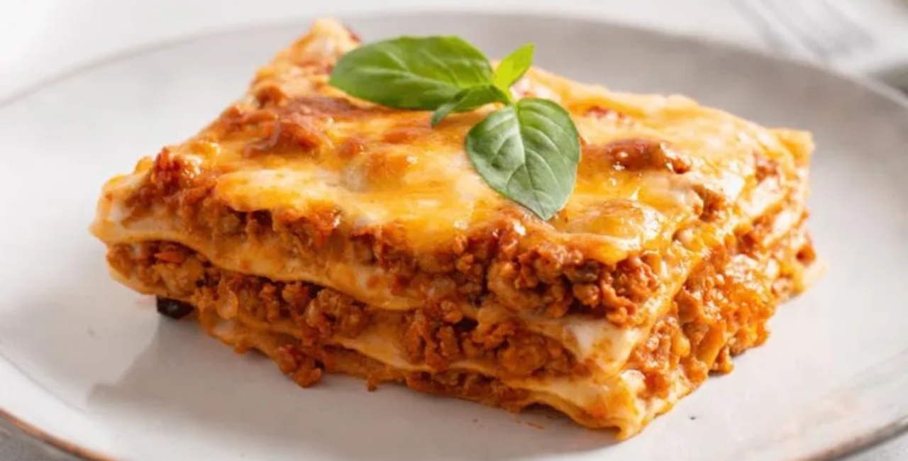 طرز تهیه سس بشامل برای لازانیا | فوت و فن خوش‌طعم‌تر شدن لایه‌های لازانیا