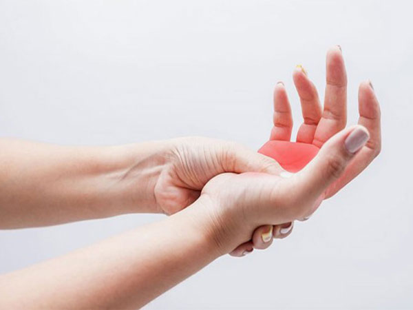 علت خواب رفتن دست، آیا خواب رفتن دست خطرناک است؟