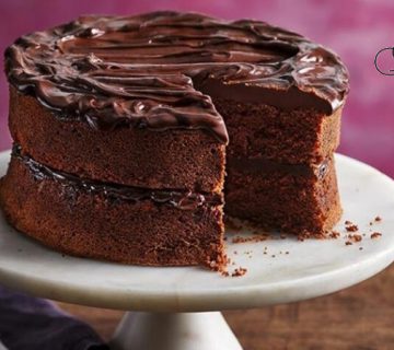 طرز تهیه کیک خیس شکلاتی - طرز تهیه کیک خیس شکلاتی را مرحله‌به‌مرحله در سایت مجله یاد بگیرید؛ کیکی نرم، مرطوب و خوش‌طعم با سس شکلاتی غنی که برای مهمانی‌ها و دسر عصرانه عالی است.